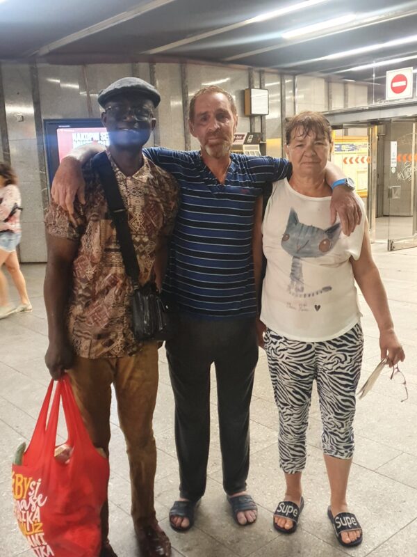 After providing a homeless couple with groceries, Pastor Akinyemi assisted them to the metro, adding a personal touch to the day’s food distribution efforts in Prague.