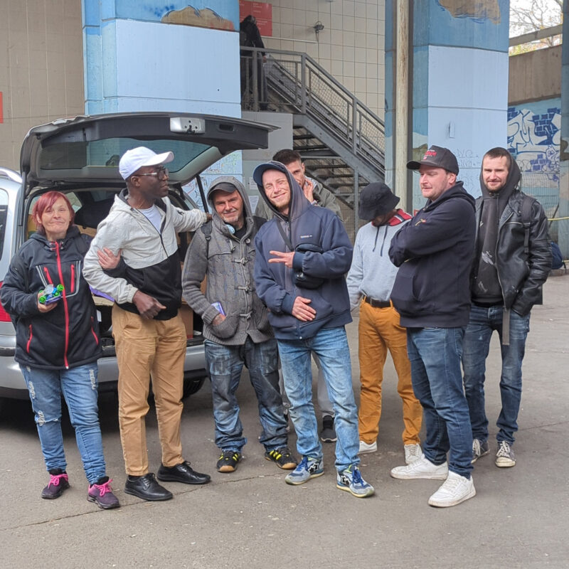 On April 15th, 2024, the AAA Global Care Foundation made a brief stop at a place in Prague where underserved people congregate. Pastor Yomi handed out some snacks and shared a few words. The snacks were gratefully received and brightened everyone's day, particularly as it was cold and windy. The video below shows Pastor Yomi distributing items from the back of his car. Dne 15. dubna 2024 udělala Nadace AAA Global Care krátkou zastávku na jednom z míst v Praze, kde se scházejí lidé v nesnázích. Pastor Yomi rozdal několik občerstvení a řekl pár slov. Občerstvení bylo vděčně přijato a rozjasnilo den všem, obzvlášť proto, že bylo zima a foukal vítr. Video níže ukazuje, jak Pastor Yomi rozdává předměty z kufru svého auta.